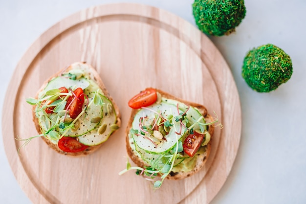 Bruschetta italiana saborosa na placa de madeira