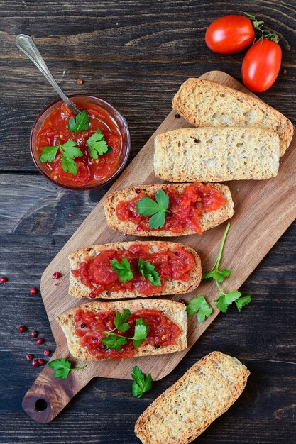 Bruschetta italiana con tomate, aceite de oliva, perejil verde y pimienta rosa.