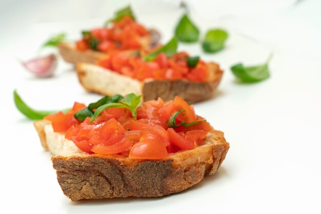 Bruschetta italiana con tomate y albahaca