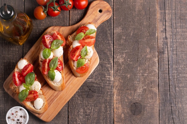 Bruschetta italiana de tomate y queso