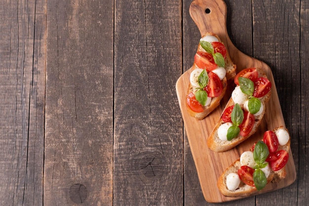 Bruschetta italiana de tomate y queso