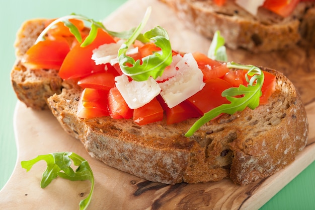 Bruschetta italiana con tomate y rúcula parmesana