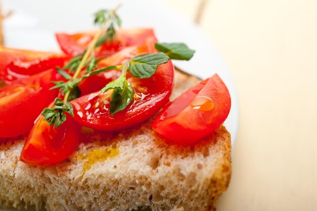 Bruschetta italiana de tomate