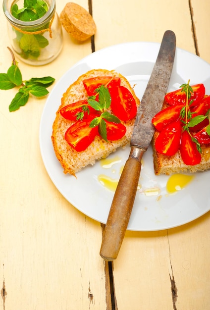 Bruschetta italiana de tomate