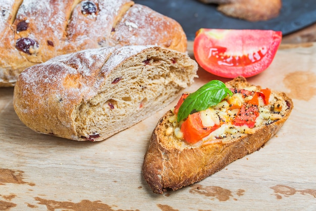 bruschetta italiana con tomates asados, queso mozzarella y