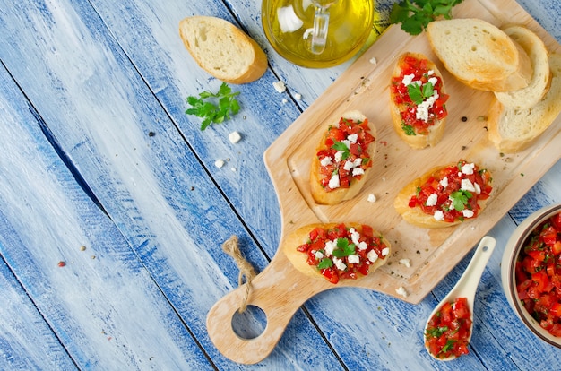 Foto bruschetta italiana con tomates picados