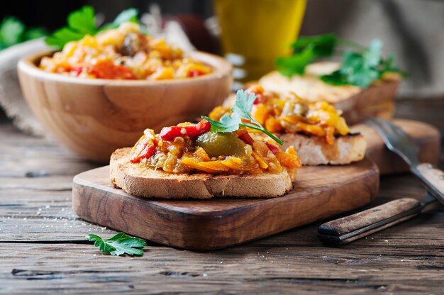 Bruschetta italiana vegetariana con verduras