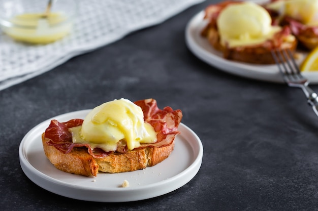 Bruschetta con jamón de Parma y huevo Benedicto,