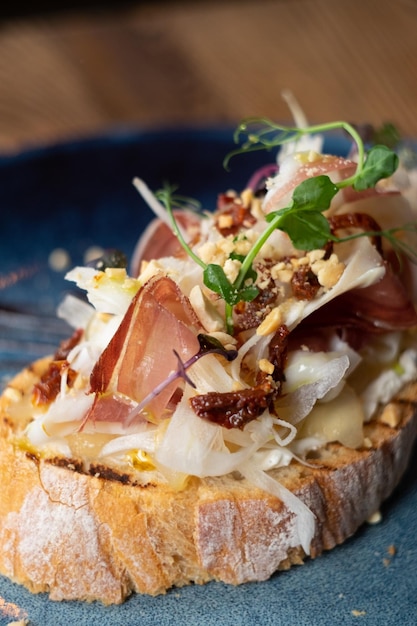 Bruschetta con jamón en un plato azul