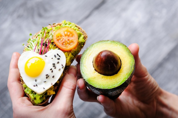 Bruschetta con microgrin de aguacate, huevos de codorniz y queso Adyghe y mozzarella