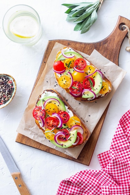 Bruschetta mit Avocado-Tomaten-Zwiebeln und Weißkäse Vegetarisches Essen Sandwich italienisches Essen