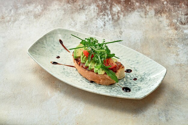 Bruschetta mit Avocado und Zwiebelconfit. Nahaufnahme, selektiver Fokus