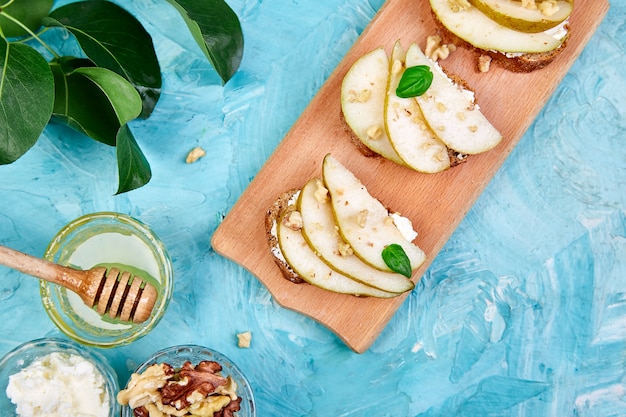 Bruschetta mit Birne, Ricotta und Honig