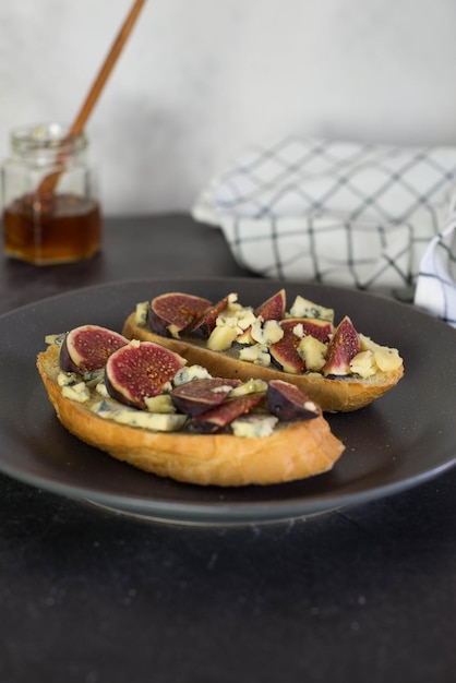 Bruschetta mit Blauschimmelkäse und frischen Feigen und Honig