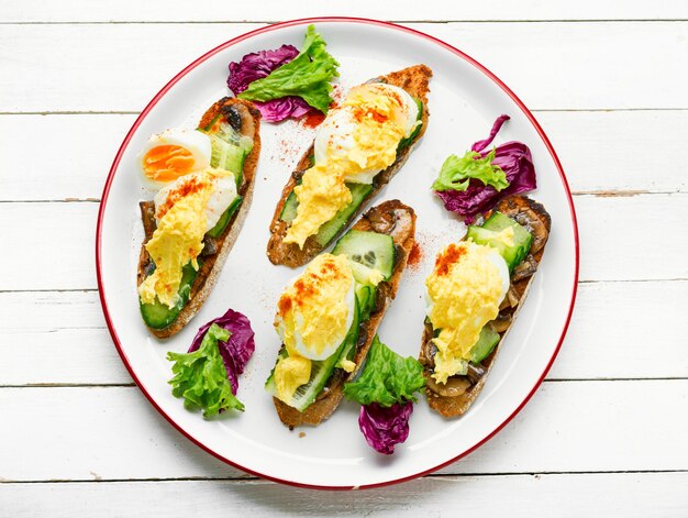 Bruschetta mit Eiern Benedikt