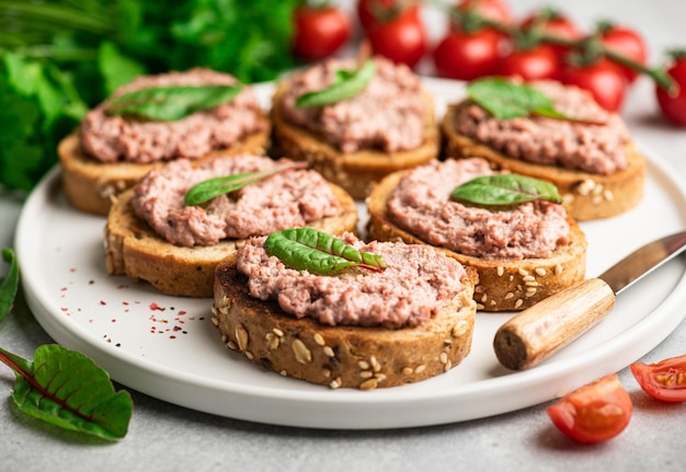 Foto bruschetta mit entenleberpaste mit selektiver konzentration