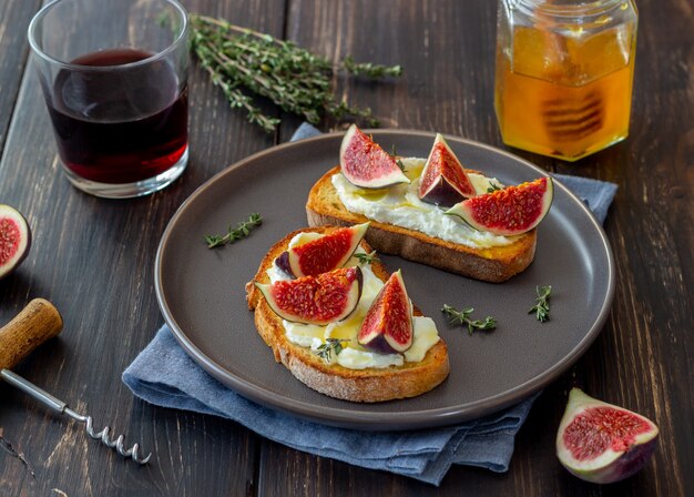 Bruschetta mit Feigen, Honig und Käse. Gesundes Essen. Vegetarisches Essen.