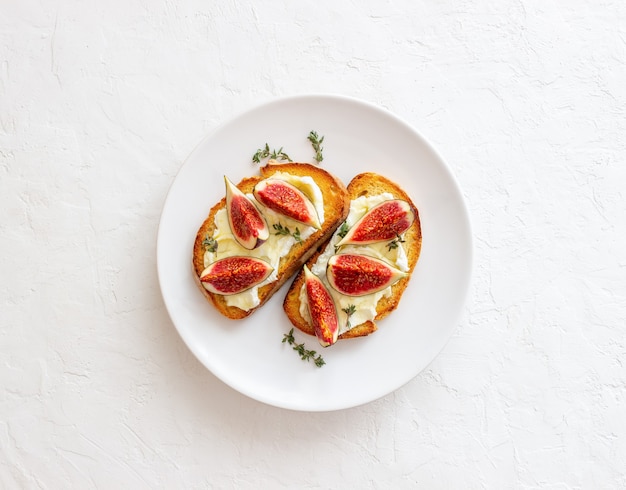 Bruschetta mit Feigen, Honig und Käse. Gesundes Essen. Vegetarisches Essen.