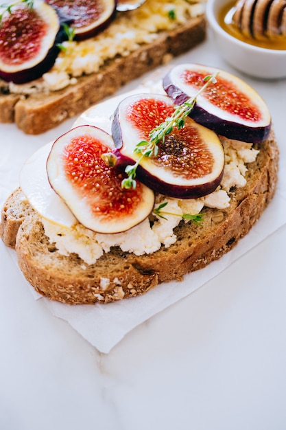 Foto bruschetta mit feigen und ziegenkäse