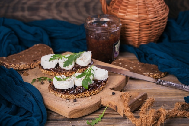 Bruschetta mit Feigenmarmelade, Ziegenkäse und Rucola