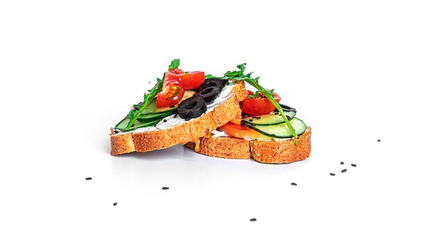 Bruschetta mit Frischkäse, Lachs und Gemüse isoliert. Toast isoliert. Sandwich isoliert. Sandwich mit Lachs und Käse