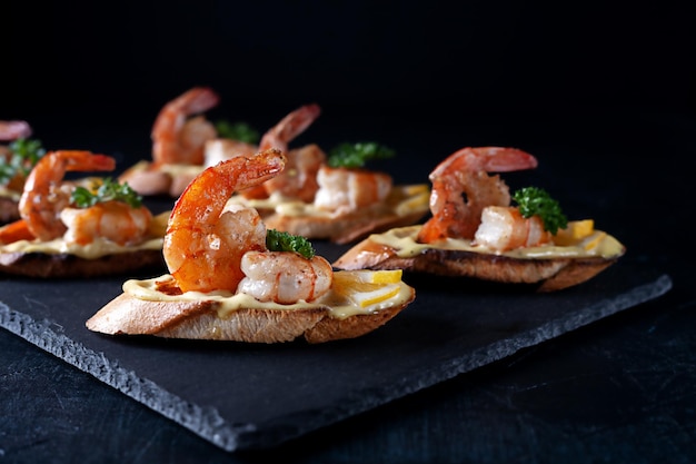 Bruschetta mit Garnelen-Mayonnaise und Mikrogemüse gesundes Ernährungskonzept