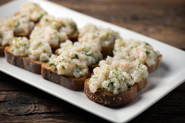 Bruschetta mit Garnelen und Meeresfrüchten