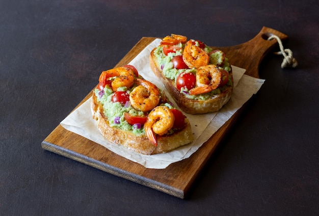 Bruschetta mit Garnelenguacamole und Tomaten Gesundes Essen Frühstück