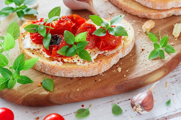 Bruschetta mit gebackenen Kirschtomaten