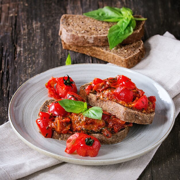 Bruschetta mit gebackenen Tomaten