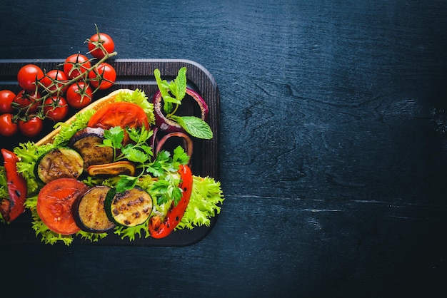 Bruschetta mit gegrilltem Gemüse Oliven Kräuter und Parmesan-Käse auf Brot Kalte Snacks italienische Küche auf hölzernen Hintergrund