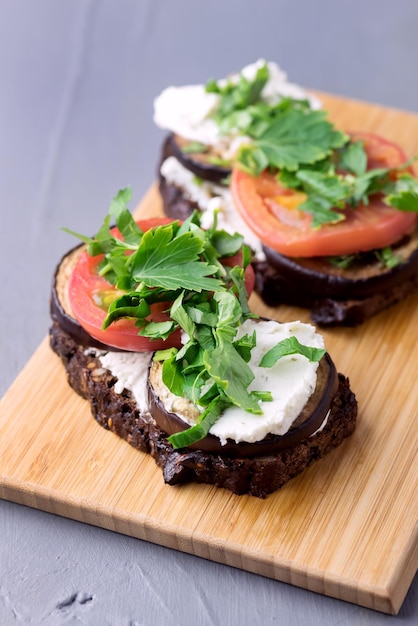 Bruschetta mit gegrillten Auberginen, Tomaten, Hüttenkäse und frischem Aroma