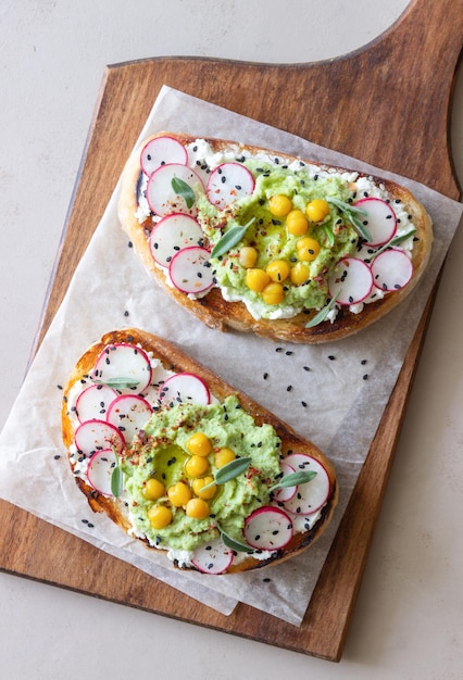 Bruschetta mit Guacamole Rettich Weißkäse Kichererbsen und Salbei Vegetarisches Essen Sandwich Italienisches Essen