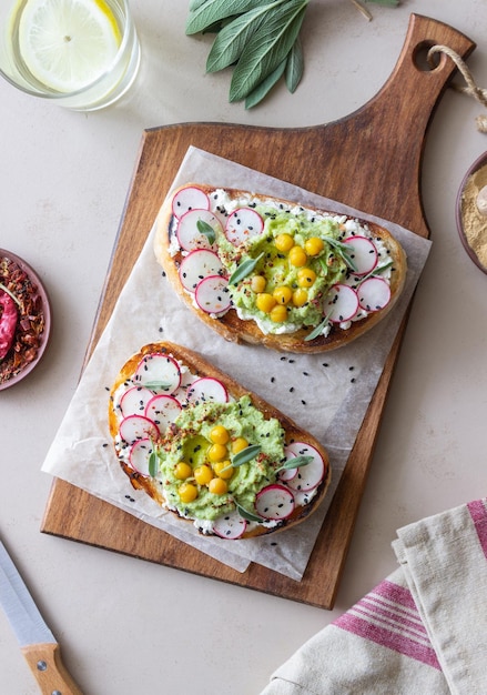 Bruschetta mit Guacamole Rettich Weißkäse Kichererbsen und Salbei Vegetarisches Essen Sandwich Italienisches Essen