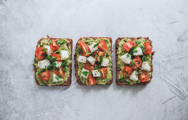 Bruschetta mit Guacamole und Tomaten