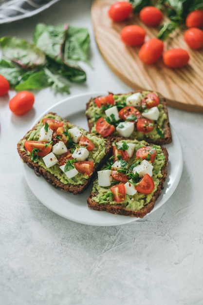 Bruschetta mit Guacamole und Tomaten