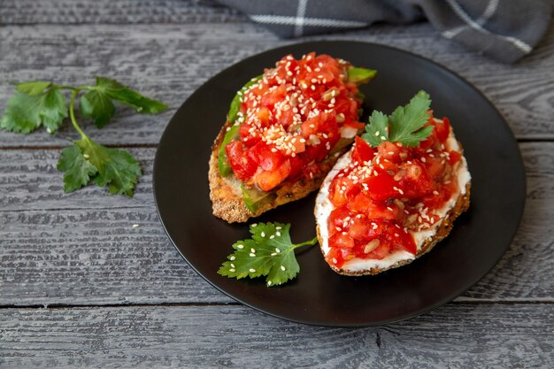 Bruschetta mit Hüttenkäse Avocado Tomaten grünen weißen Sesamsamen Gesunde Ernährung reich an gesunden Fetten Ballaststoffen Vitaminen Antioxidantien Vegetarische Kost