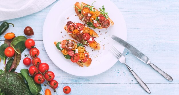 Bruschetta mit Käse, Basilikum, Rucola und Cherrytomaten