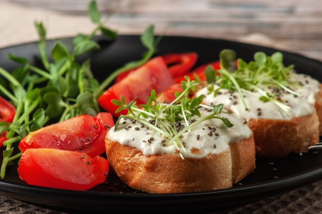 Bruschetta mit Käse Microgreens und Gemüse