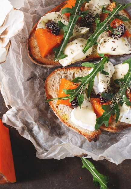 Bruschetta mit Kürbis, Käse und Rucola