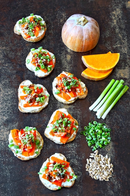 Bruschetta mit Kürbis. Toast mit gebackenem Kürbis, Gemüse und Weißkäse. Offene Sandwiches mit gesundem Snack und Kürbis.