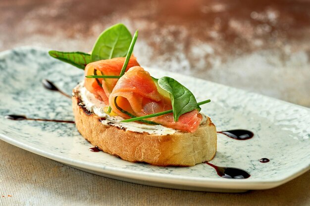 Bruschetta mit Lachs in einem Teller. Nahaufnahme, selektiver Fokus