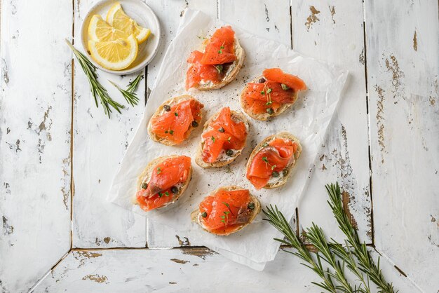 Bruschetta mit Lachs und Kräutern