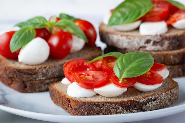 Bruschetta mit Mozzarella-Tomaten und Basilikum Vegetarisches Essen Gesundes Essen