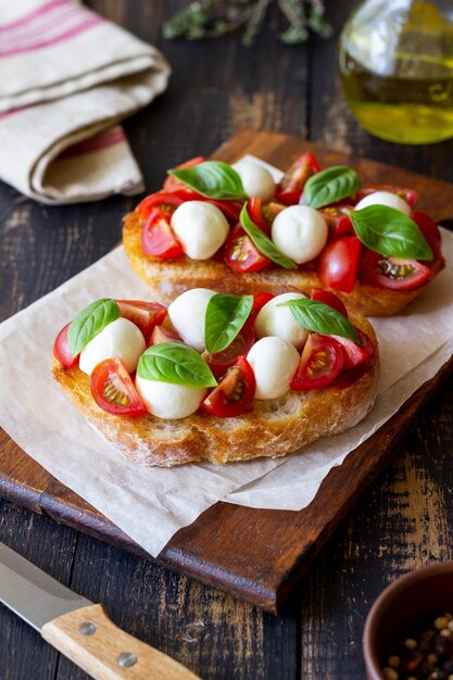 Bruschetta mit Mozzarella-Tomaten und Basilikum Vegetarisches Essen Gesundes Essen