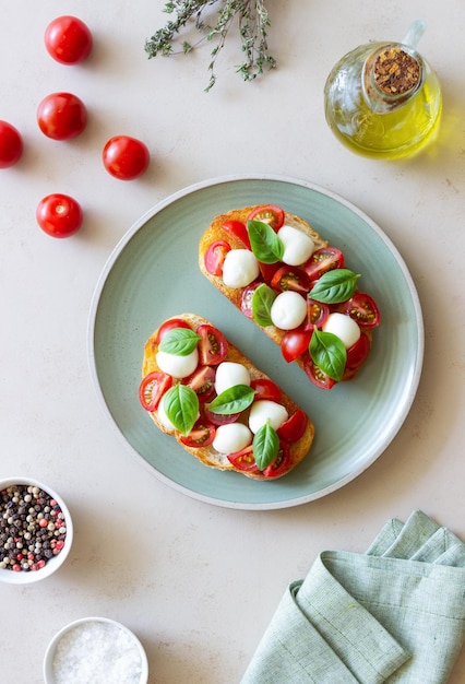 Bruschetta mit Mozzarella-Tomaten und Basilikum Vegetarisches Essen Gesundes Essen