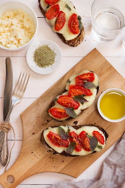 Bruschetta mit Olivenöl auf einem Schneidebrett