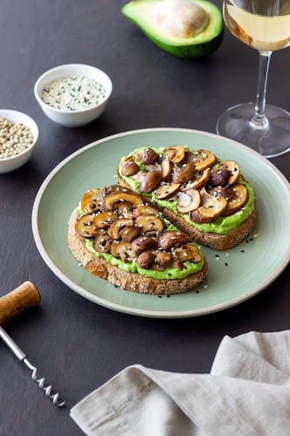 Bruschetta mit Pilzen und Avocados. Gesundes Essen. Vegetarisches Essen. Keto-Diät.