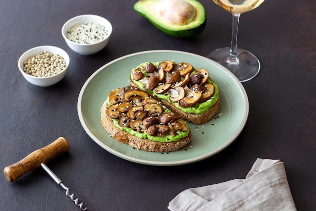 Bruschetta mit Pilzen und Avocados. Gesundes Essen. Vegetarisches Essen. Keto-Diät.