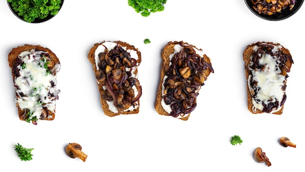 Bruschetta mit Pilzen und Petersilie